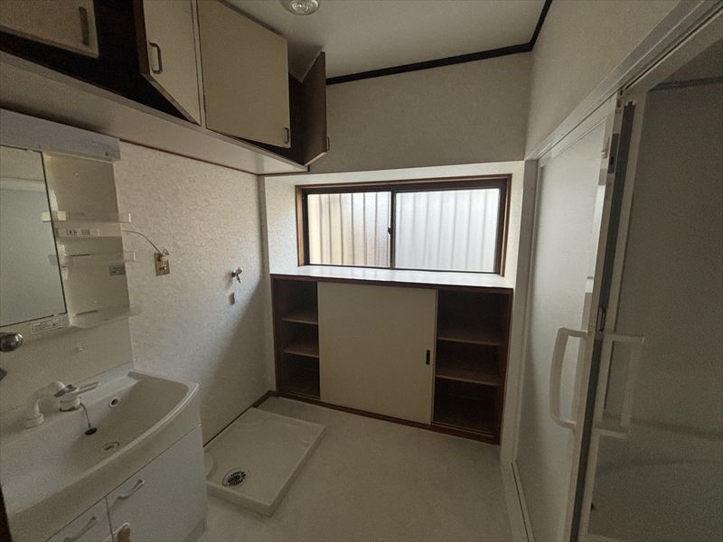 【洗面脱衣所】※現況販売となります（2026年4月撮影）収納もたっぷりある洗面脱衣室♪