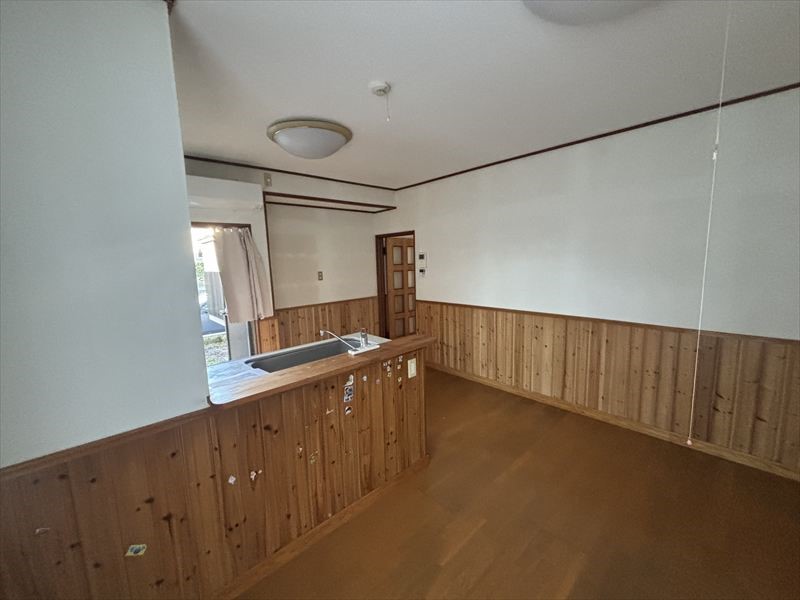 【DK】※現況販売となります（2026年4月撮影）木目がお洒落なダイニングキッチン♪