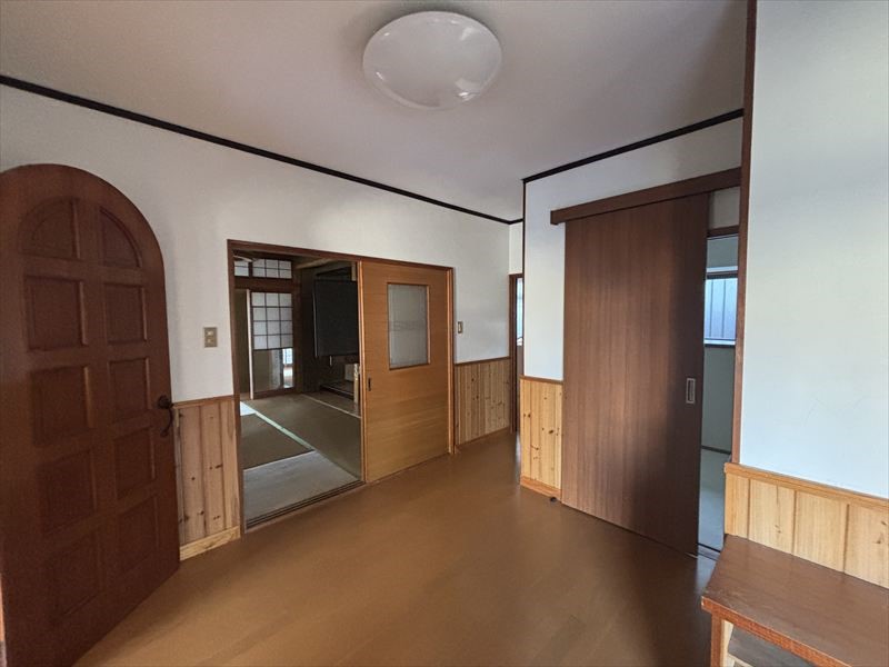 【玄関ホール】※現況販売となります（2026年4月撮影）開放感のある明るい玄関ホール♪