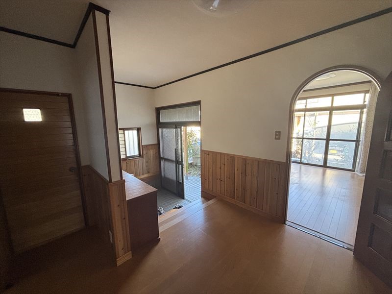 【玄関ホール】※現況販売となります（2026年4月撮影）開放感のある明るい玄関♪