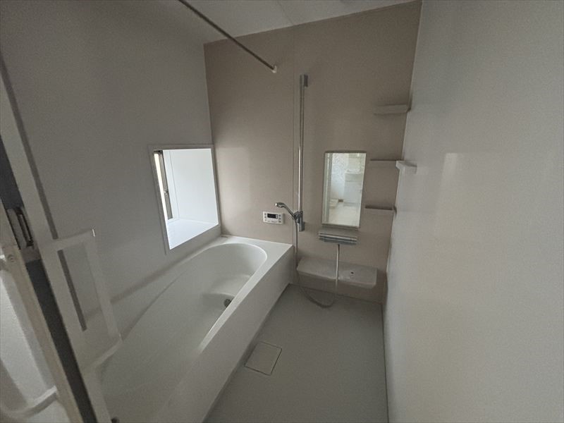 【浴室】※現況販売となります（2026年4月撮影）広いバスルーム♪半身浴が楽しめるベンチ付きです♪