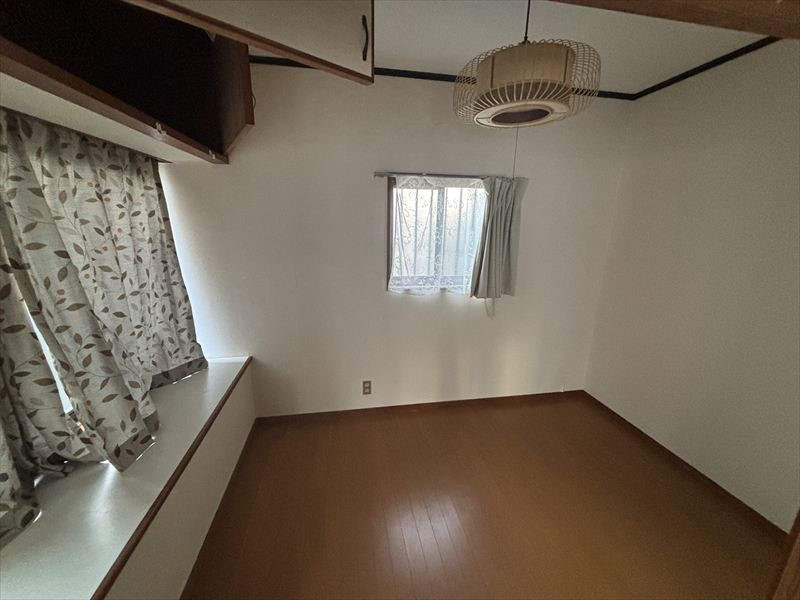 【洋室】※現況販売となります（2026年4月撮影）南側の6帖の洋室♪明るいお部屋です♪