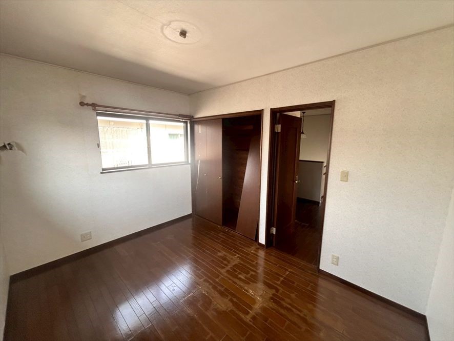 【２F洋室】※現況販売となります（2026.4月撮影）各居室収納付きです♪