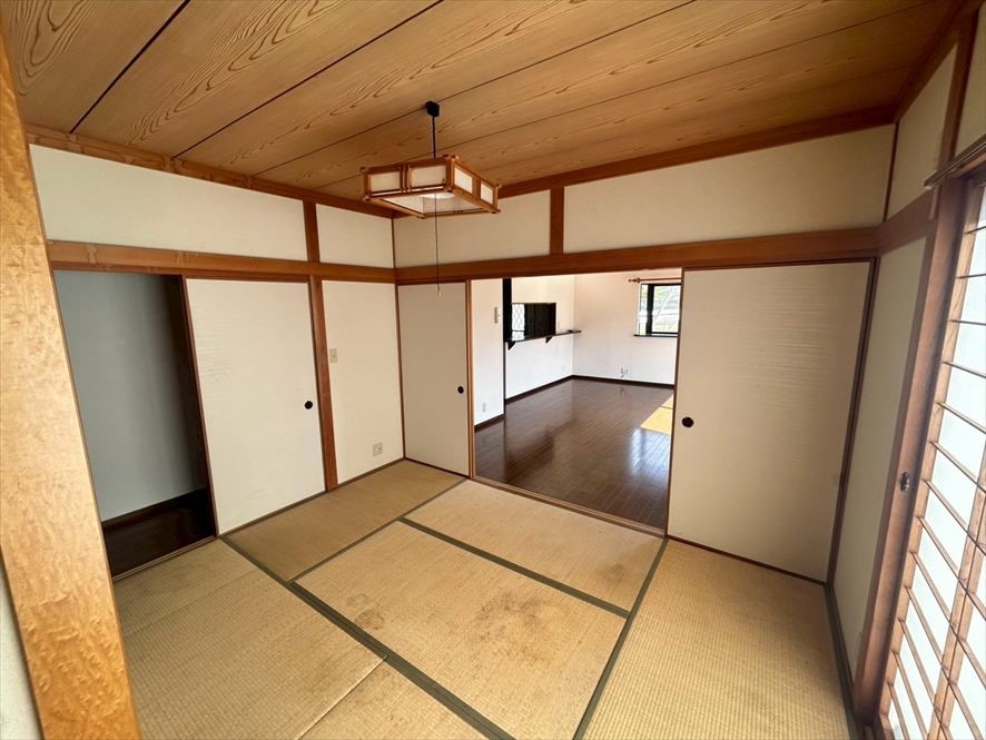 【和室】※現況販売となります（2026.4月撮影）リビングと続き間の和室♪家族でゴロゴロリラックスできます♪