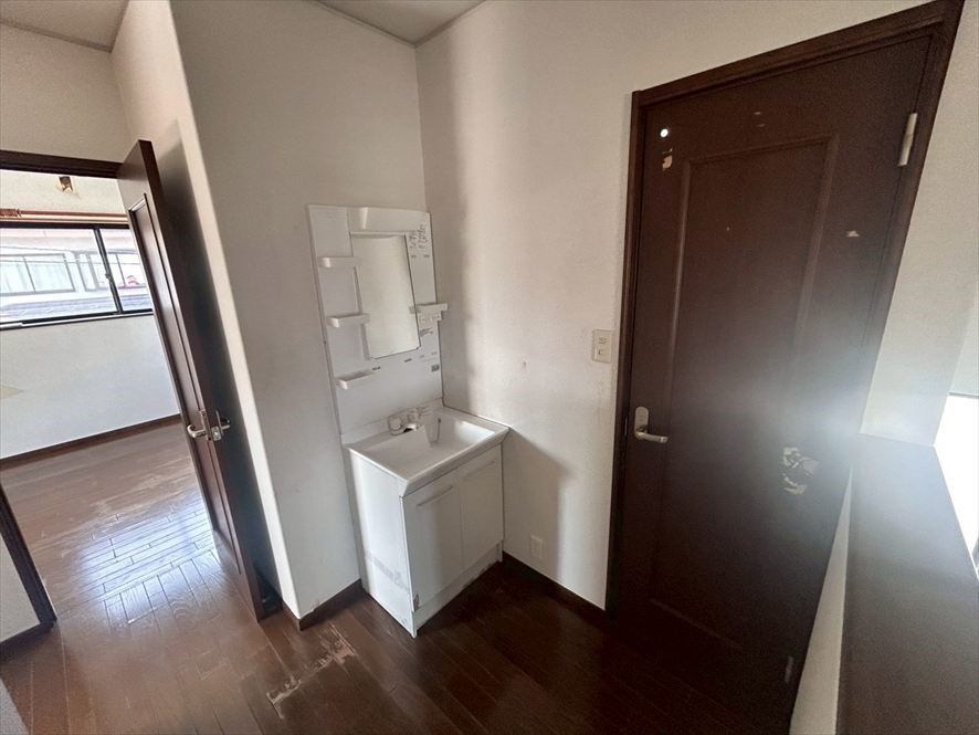 【洗面台】※現況販売となります（2026.4月撮影）歯磨きや手洗いなどに便利な2階の洗面台♪