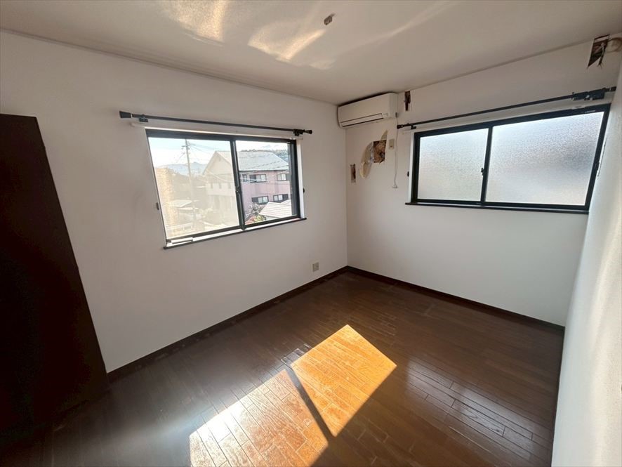 【２F洋室】※現況販売となります（2026.4月撮影）家具を置いてもゆとりの広さを保てます♪