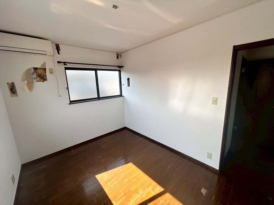 【２F洋室】※現況販売となります（2026.4月撮影）大きな収納があるのでいつでもお部屋を広く使えます♪