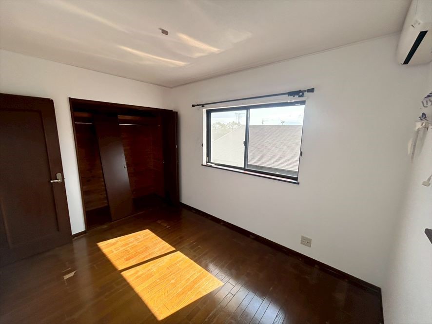 【２F洋室】※現況販売となります（2026.4月撮影）大容量の収納付き♪季節物や日用品などたっぷり収納できます♪