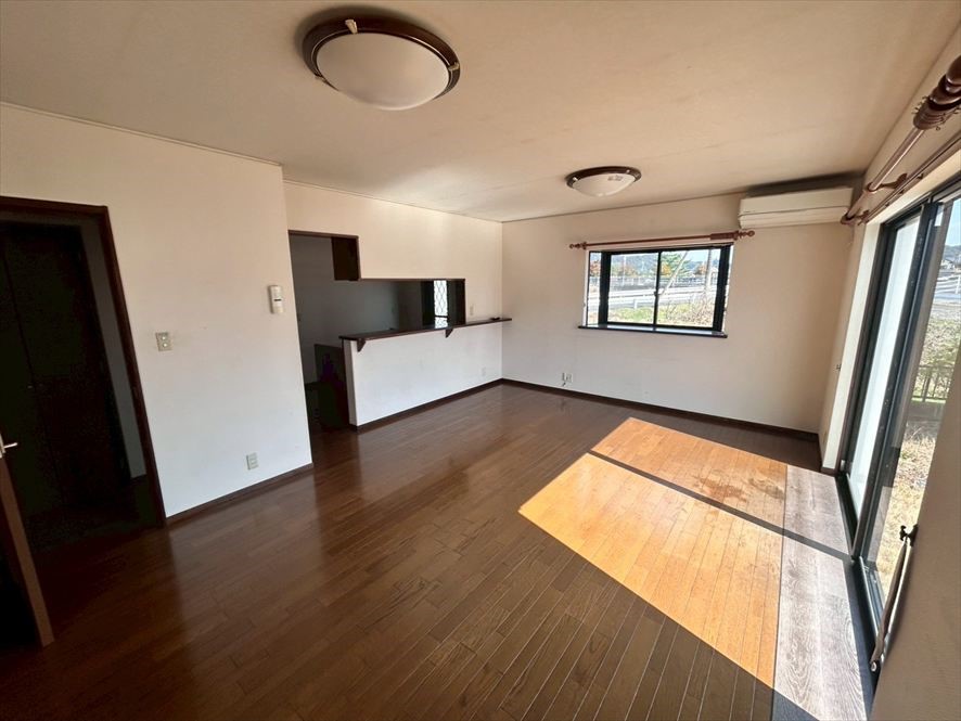 【LDK】※現況販売となります（2026.4月撮影）18帖の広々リビング♪明るい空間です♪