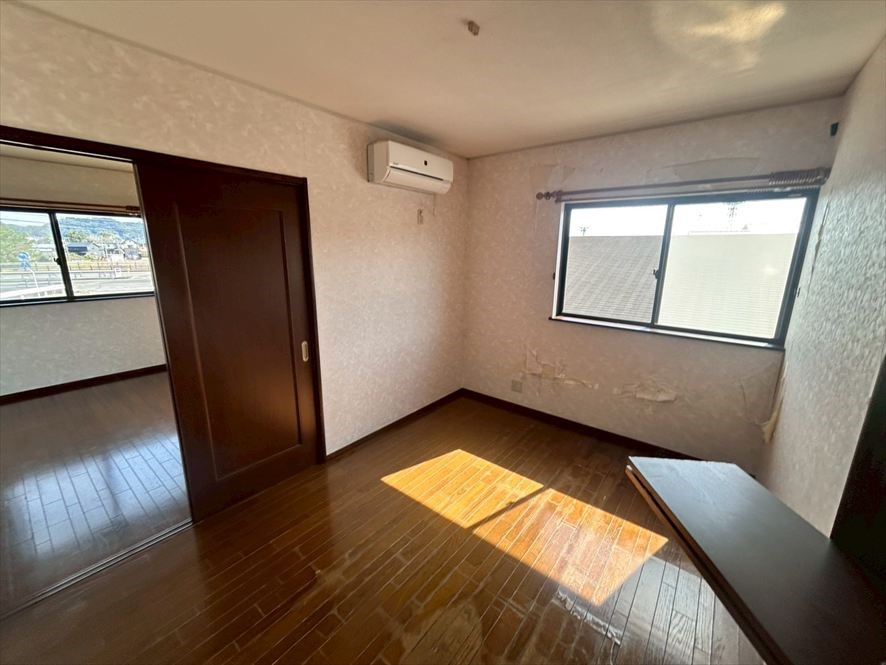 【２F洋室】※現況販売となります（2026.4月撮影）8帖＋6帖の広々とした洋室♪セカンドリビングとしての使い方も◎