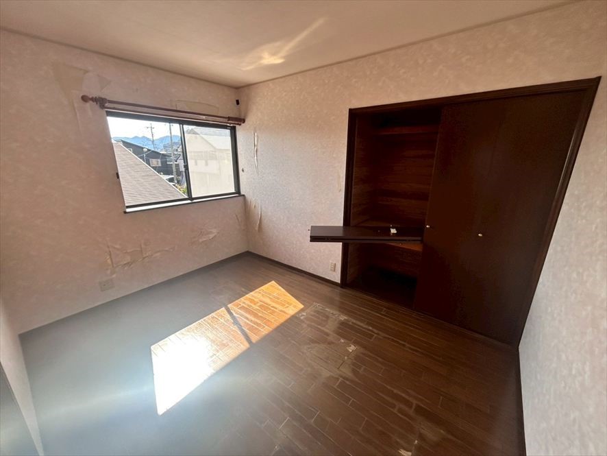 【２F洋室】※現況販売となります（2026.4月撮影）収納たっぷり明るいお部屋♪