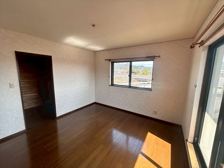 【２F洋室】※現況販売となります（2026.4月撮影）明るい日差しがたっぷりと差し込みます♪