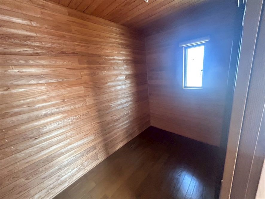 【納戸】※現況販売となります（2026.4月撮影）8帖の洋室には大きな納戸があります♪スーツケースや扇風機などもしまえる広さ♪