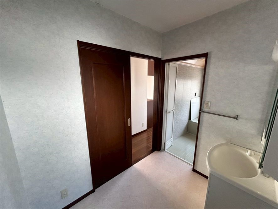 【洗面脱衣室】※現況販売となります（2026.4月撮影）洗濯機や棚を置いてもゆとりがあります♪