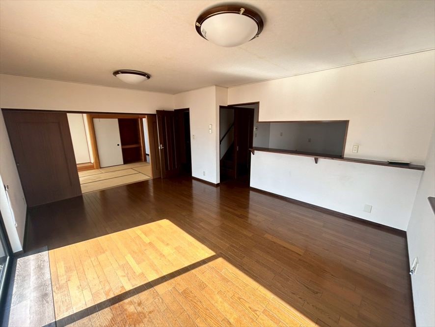 【LDK】※現況販売となります（2026.4月撮影）キッチンからリビングの様子が見えるので、小さなお子様がいるご家庭も安心です♪