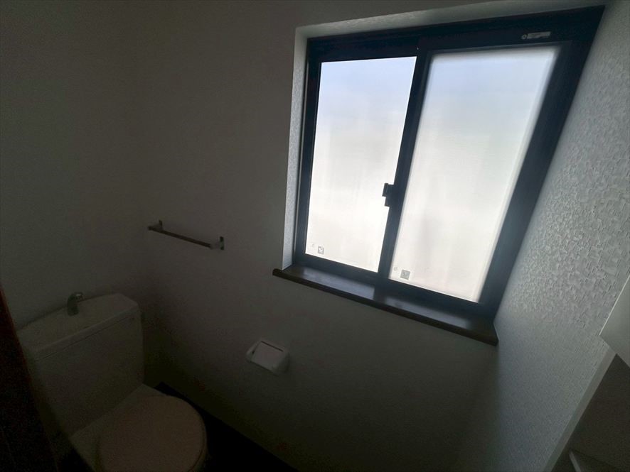 【２Fトイレ】※現況販売となります（2026.4月撮影）2階にもトイレがあるので就寝時も安心です♪