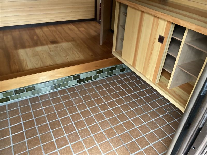 【玄関】※現況販売となります（2026年4月撮影）下駄箱付きなので玄関をスッキリ保てます♪