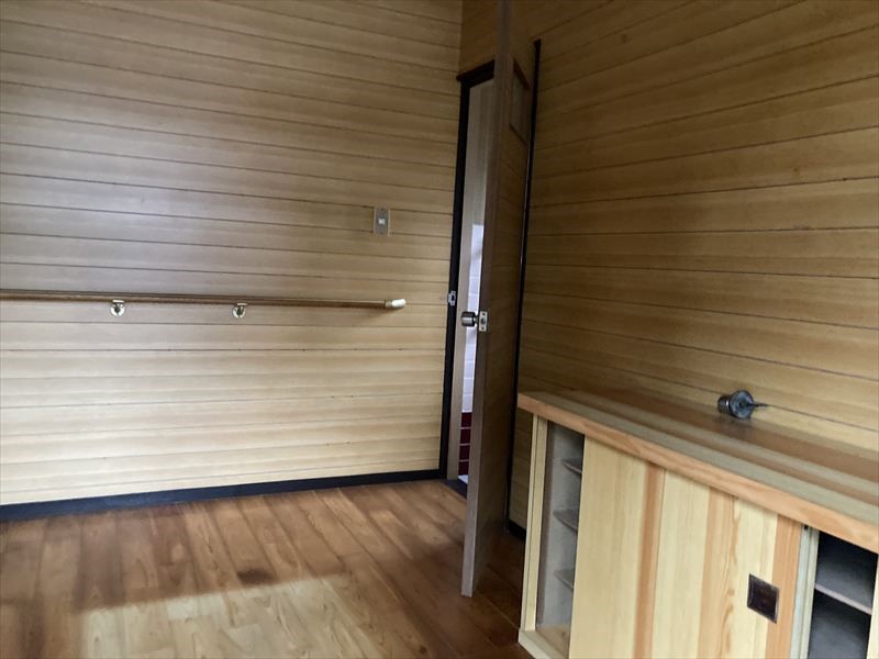 【玄関】※現況販売となります（2026年4月撮影）木のぬくもりを感じる明るい玄関♪