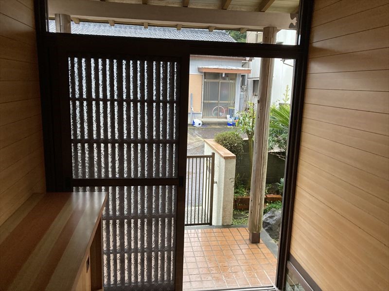 【玄関】※現況販売となります（2026年4月撮影）開け閉めしやすい引き戸の玄関♪