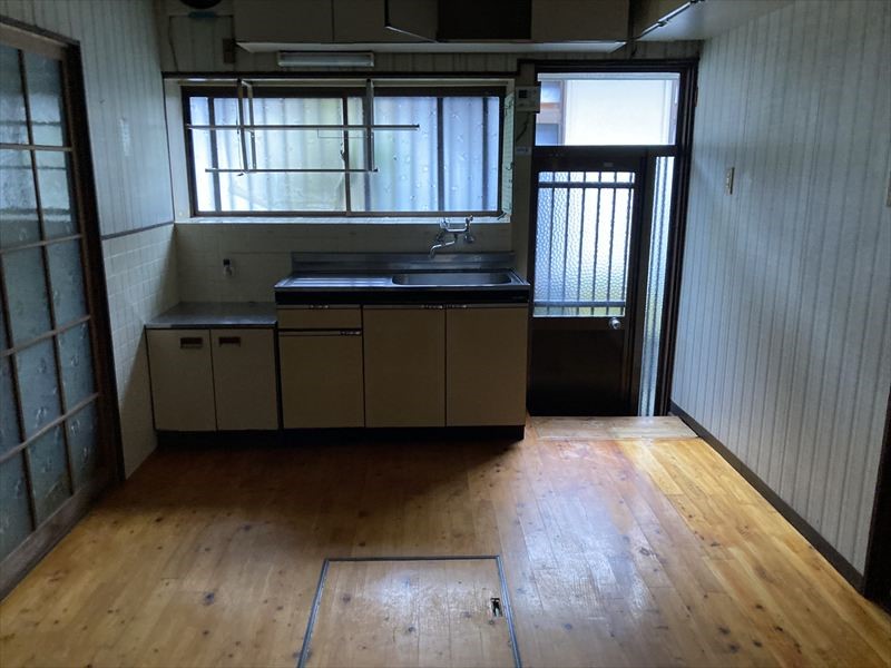 【DK】※現況販売となります（2026年4月撮影）勝手口付きなのでゴミ出しなども便利なキッチン♪