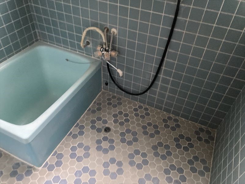 【浴室】※現況販売となります（2026年4月撮影）タイル張りの広い浴室♪