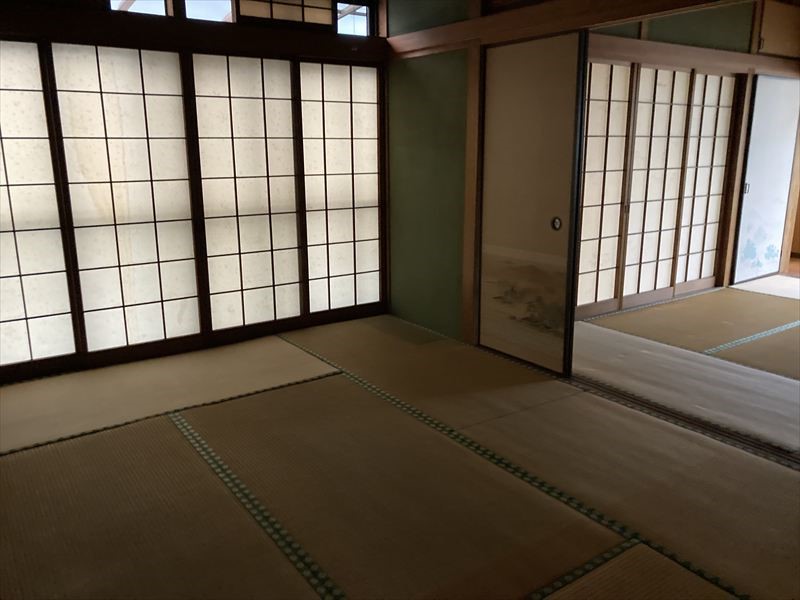 【和室】※現況販売となります（2026年4月撮影）続き間の和室なので開放感があります♪