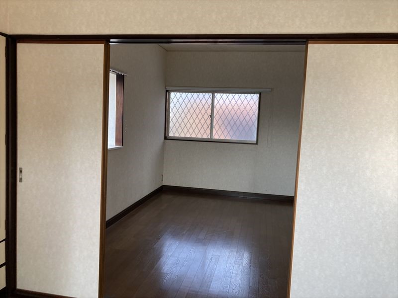 【洋室】※現況販売となります（2026年4月撮影）続き間の洋室は、扉を開けて一つの大空間としても使えます♪