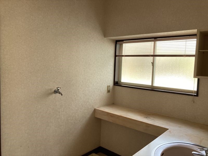 【洗面】※現況販売となります（2026年4月撮影）大きな窓があるので新鮮な空気を沢山取り込めます♪