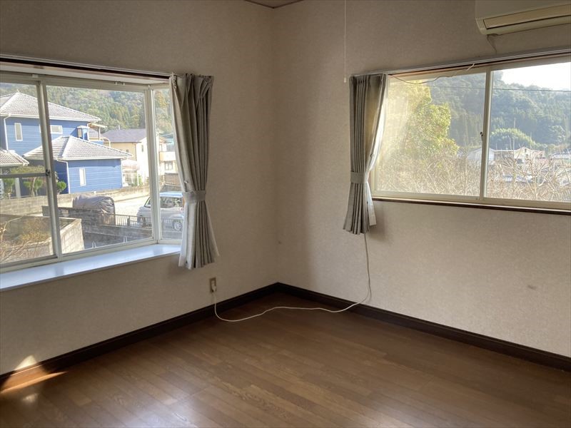 【洋室】※現況販売となります（2026年4月撮影）2面採光なので明るい光がたっぷり差し込みます♪