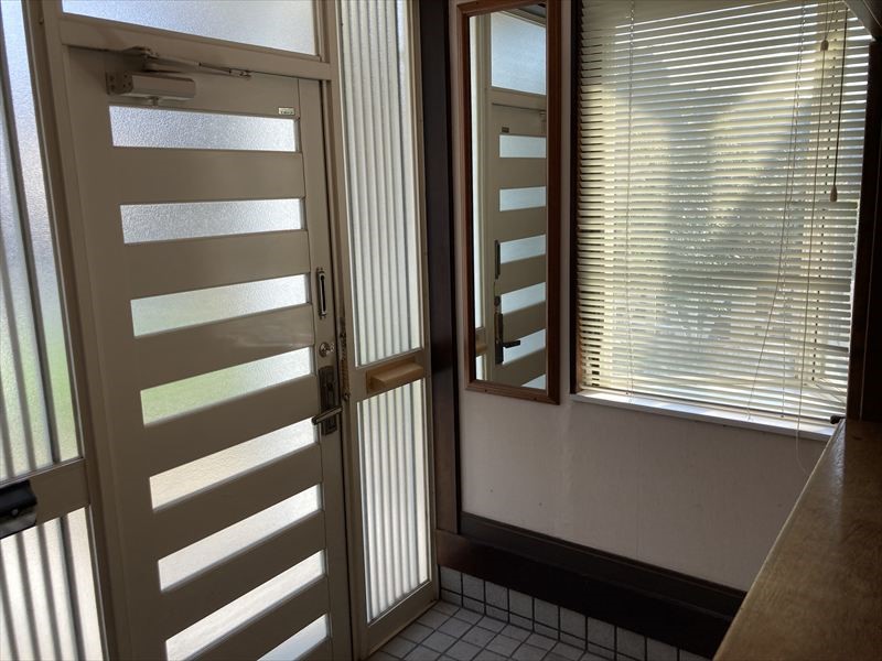 【玄関】※現況販売となります（2026年4月撮影）ドアの格子から光が差し込み明るい玄関♪