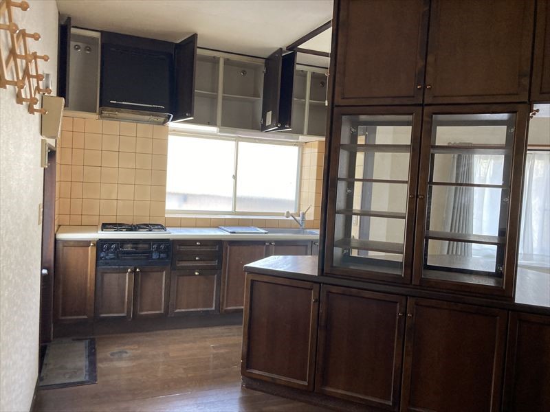 【LDK】※現況販売となります（2026年4月撮影）リビングの奥にキッチンがあるので家族の気配を感じながら家事ができます♪