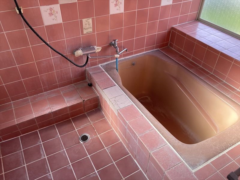 【浴室】※現況販売となります（2026年4月撮影）タイル張りのお風呂♪大きな窓があるので換気も充分にできます♪