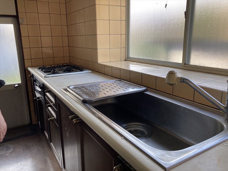 【キッチン】※現況販売となります（2026年4月撮影）作業スペースやシンクが広く使いやすいキッチン♪