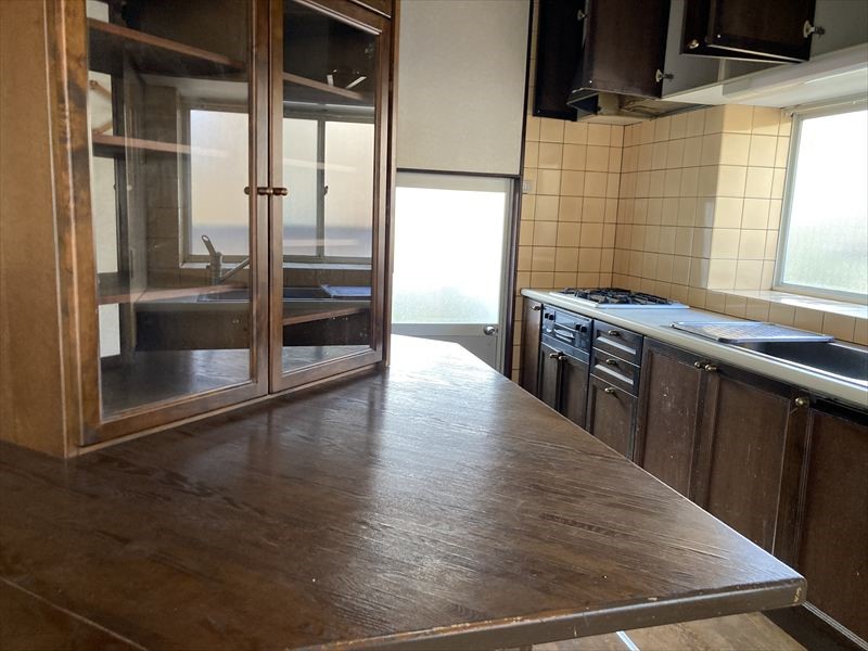 【キッチン】※現況販売となります（2026年4月撮影）収納もたっぷりあるので食器や調理器具をスッキリ整理できます♪