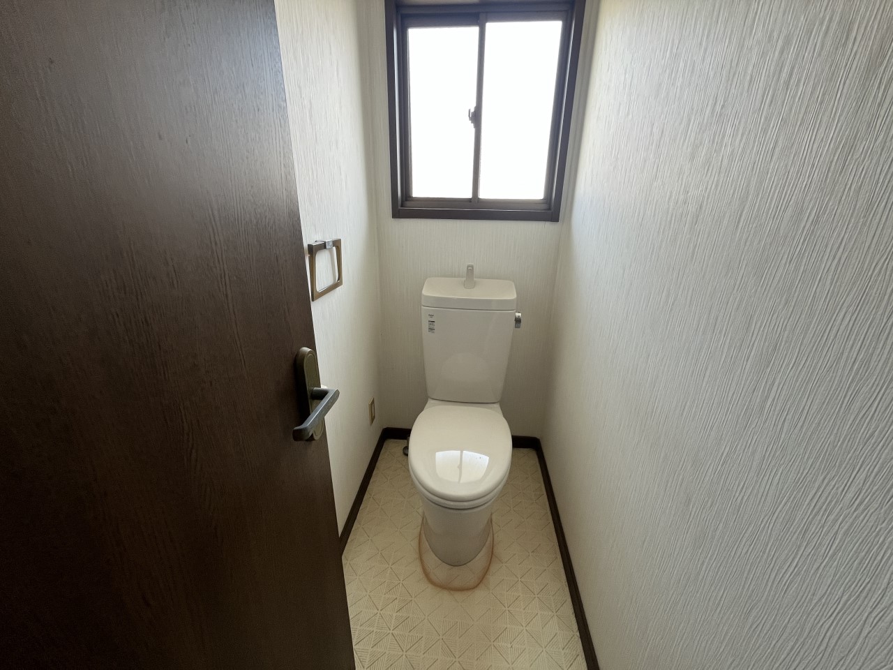 【２Ｆトイレ】※現況販売となります（２０２６年５月撮影）2階にもトイレがあるので就寝時も安心♪