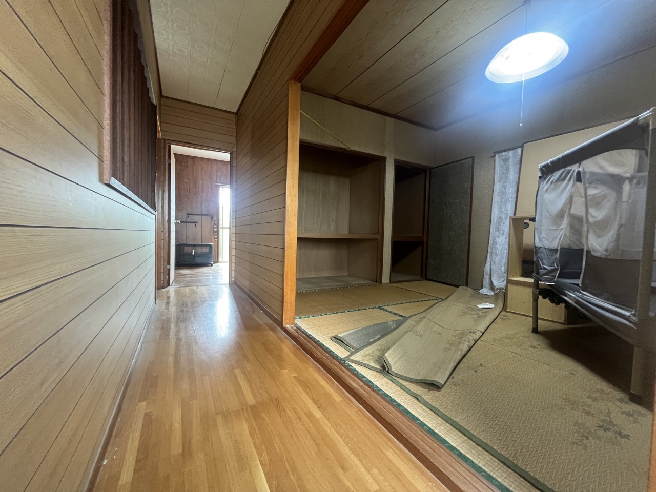 【廊下】※現況販売となります。（２０２６年３月撮影）木のぬくもりを感じられる廊下♪