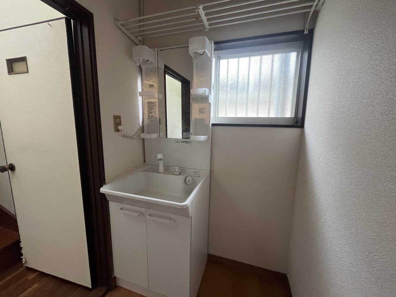 【洗面脱衣】※現況販売となります。（2026年5月撮影）棚付きの使いやすい洗面台♪