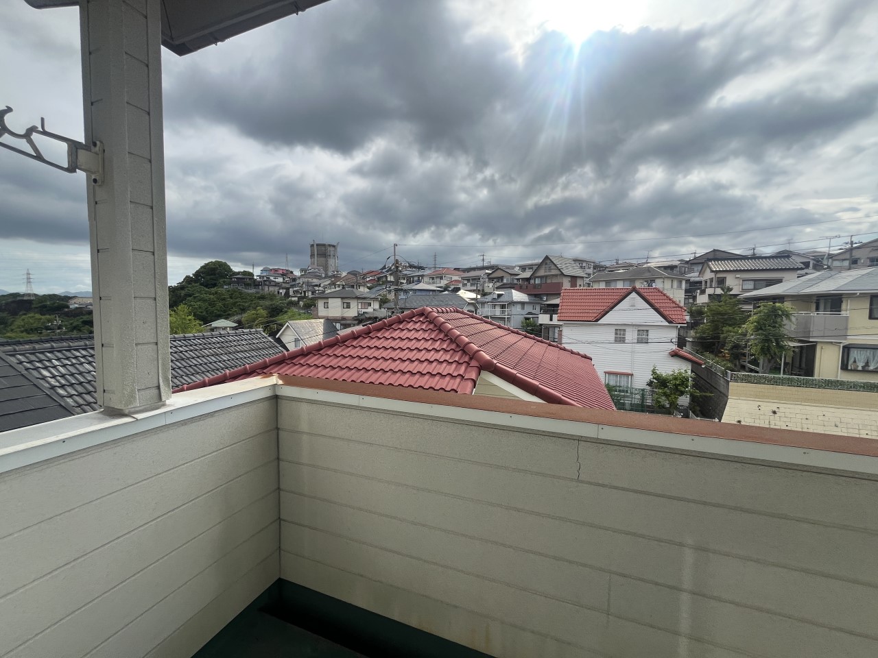 【ベランダ】※現況販売となります。（2026年5月撮影）屋根付きなので急な雨でも安心♪