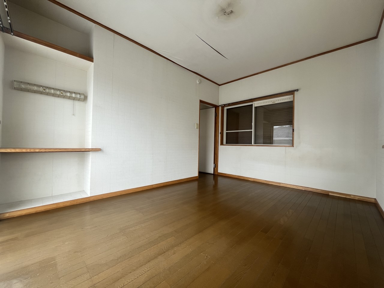 【２F東側洋室】※リフォーム前の写真です（2026.3月撮影）