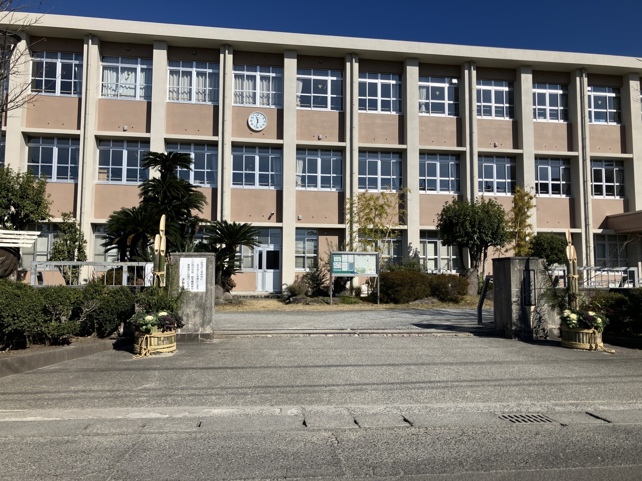 霧島市立隼人中学校(70m)-