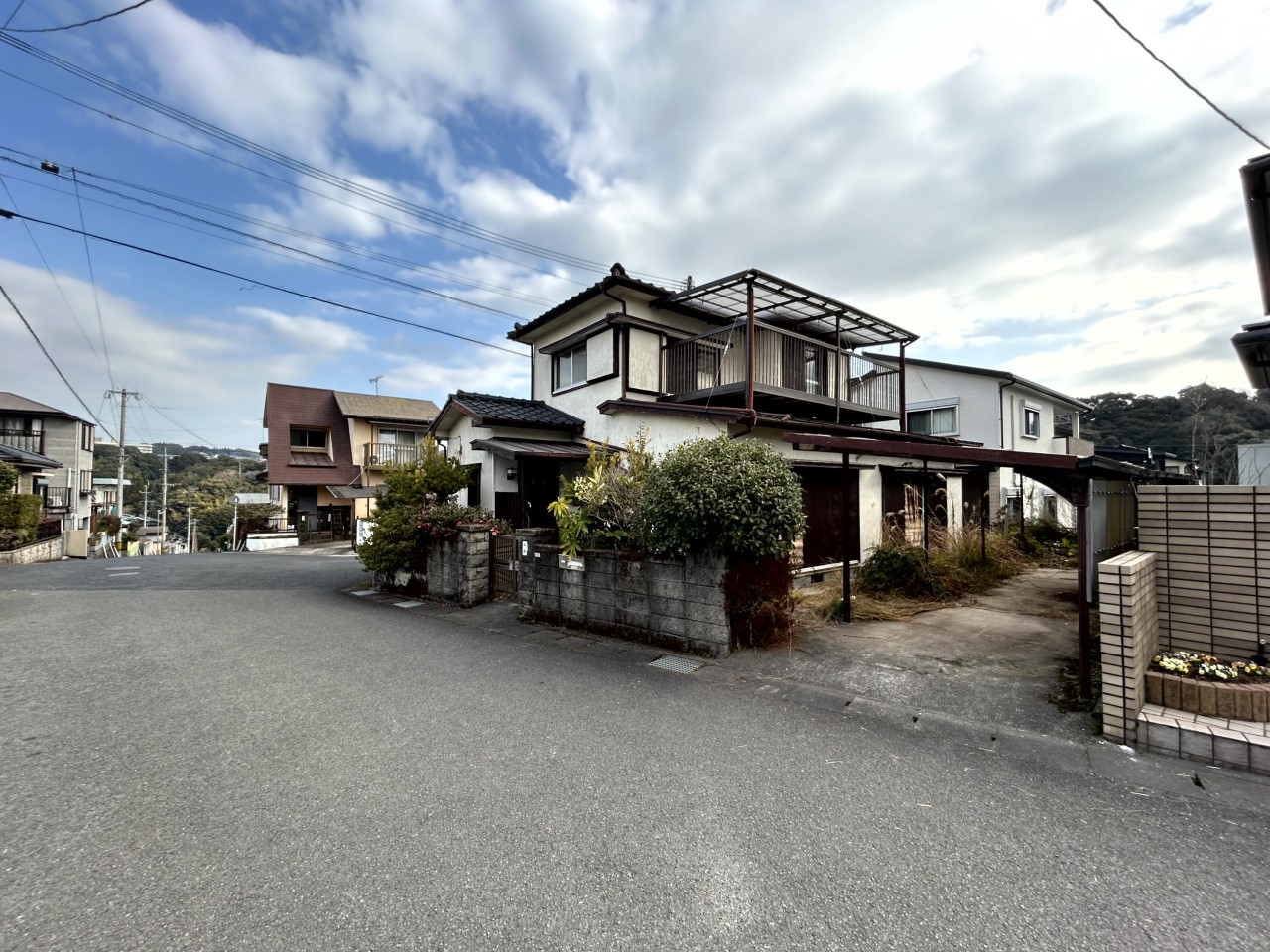 【外観】※現況販売となります。（2026年2月撮影）駐車2台可のお庭♪