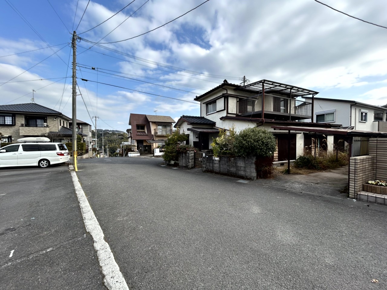 【外観】※現況販売となります。（2026年2月撮影）全面道路が広いので駐車しやすい♪