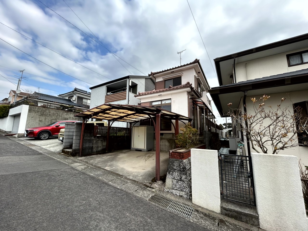 【外観】前面道路が広いので駐車も安心♪（２０２６年３月撮影）