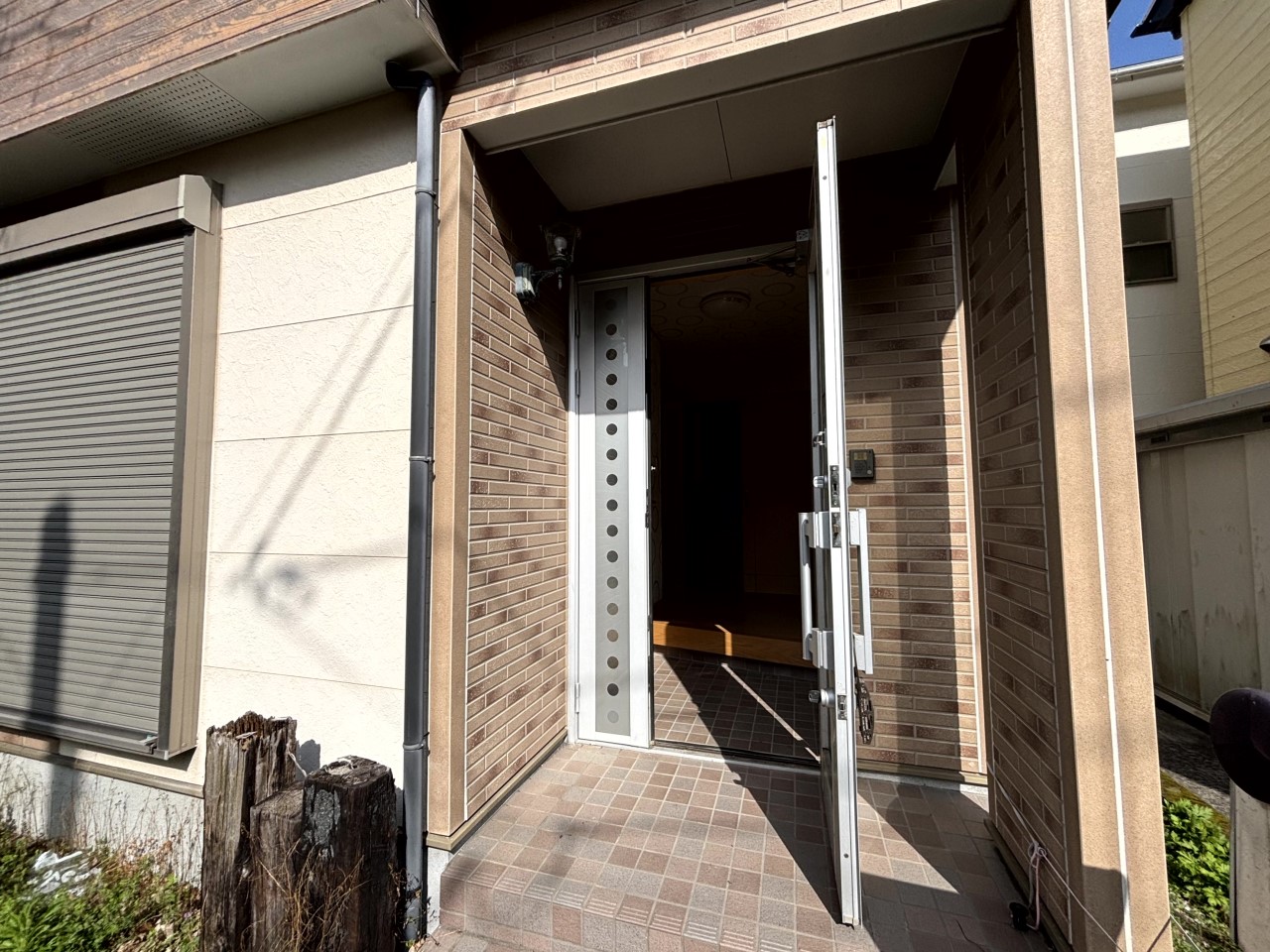 【外観】※現況販売となります。（2026年３月撮影）雨の日も安心な屋根付きの玄関♪