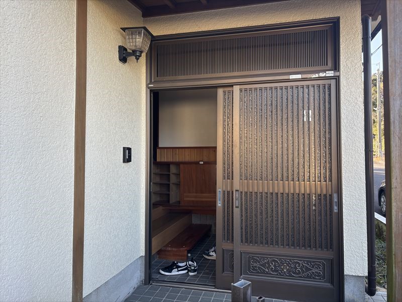 【外観】※現況販売となります（2026年4月撮影）開け閉めしやすい引き戸の玄関♪