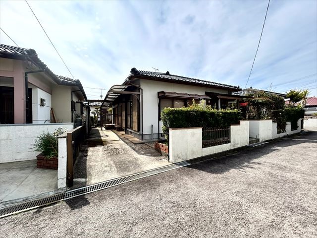 【外観】※現況販売となります（2026年4月撮影）お車2台駐車可能♪