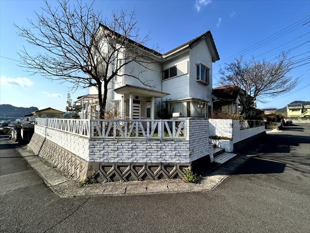 【外観】※現況販売となります（2026年4月撮影）可愛らしい外観のお家です♪