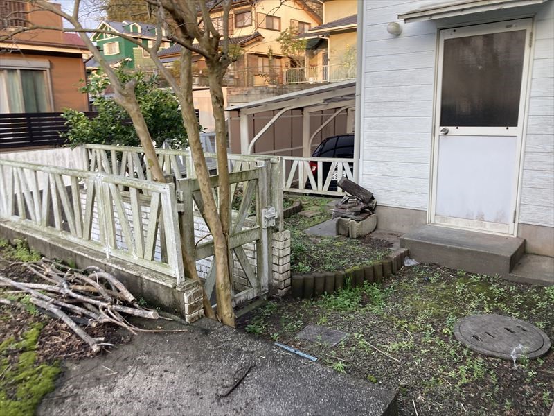 【外観】※現況販売となります（2026年4月撮影）ガーデニングなども楽しめる広いお庭♪