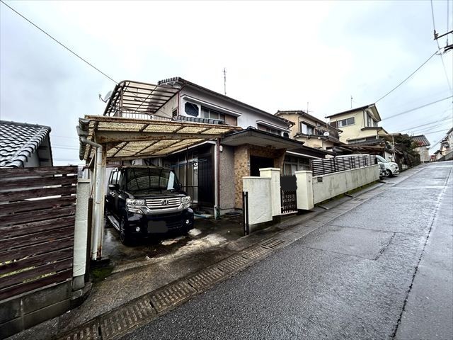 【外観】※現況販売となります。（２０２６年４月撮影）お車１台駐車可能♪