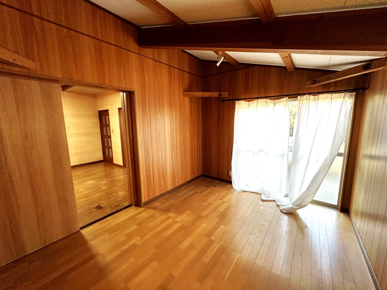 【１F洋室】※現況販売になります。（2026.1月撮影）リビング隣の5.7帖の広々とした洋室♪